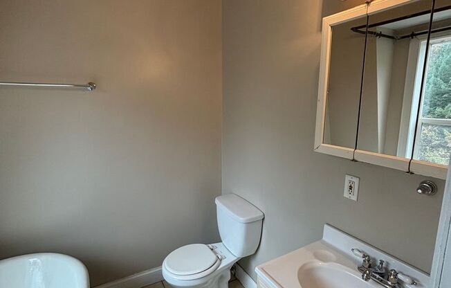 Studio, 1 bath, $875, Unit 10 Alpine Street #33