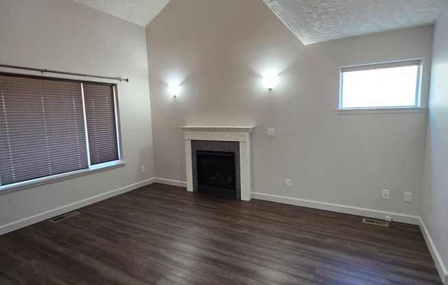 Cat Pet Friendly 3 Bed / 2.5 Bath Home Near I-5 in Albany, OR