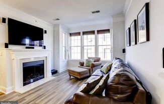 1 bed/ 1 bath Right off Meridian Hill Park with Reserved Parking! Available July 10!