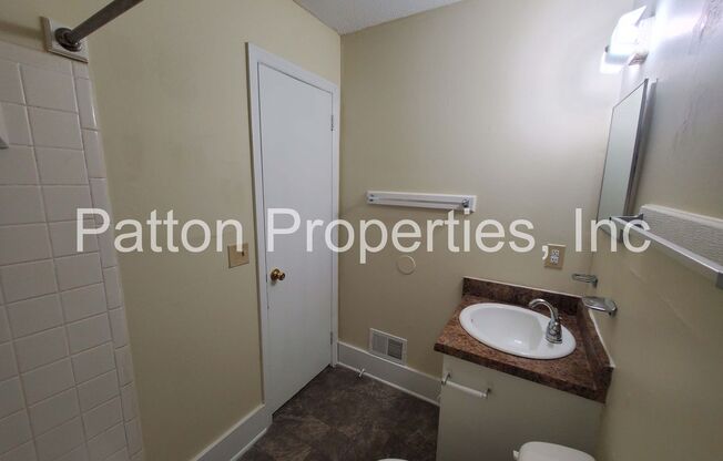 2 beds, 1 bath, 880 sqft, $995, Unit A