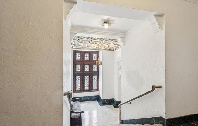 2 beds, 1 bath, 836 sqft, $1,700, Unit New King Edward 106