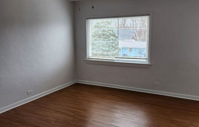 2 beds, 1 bath, $975, Unit Graham St, 409