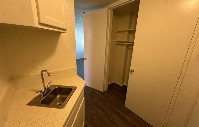 Studio, 1 bath, 400 sqft, $1,925, Unit 4922B