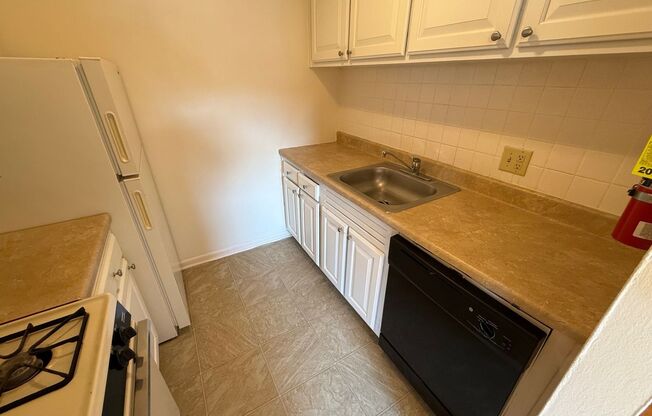 1 bed, 1 bath, 454 sqft, $1,275, Unit D-32