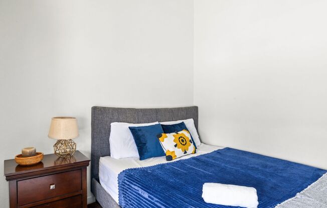 A fully furnished 5 bedroom, 2 bathroom apartment with common areas at 1823 Pelham Ave. Unit 8