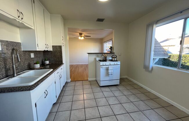 2 beds, 1 bath, 925 sqft, $2,595, Unit 13811