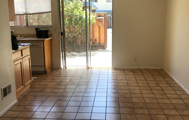 Cozy & Centrally Located 3 Bedroom Townhouse in Fremont!