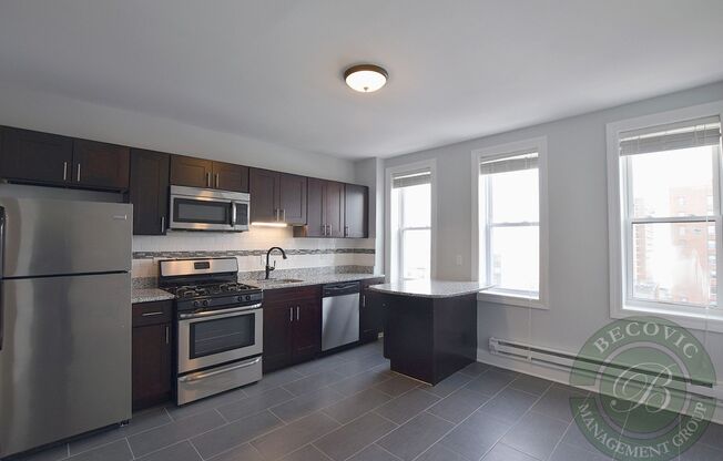 2 beds, 1 bath, 700 sqft, $2,700, Unit 801