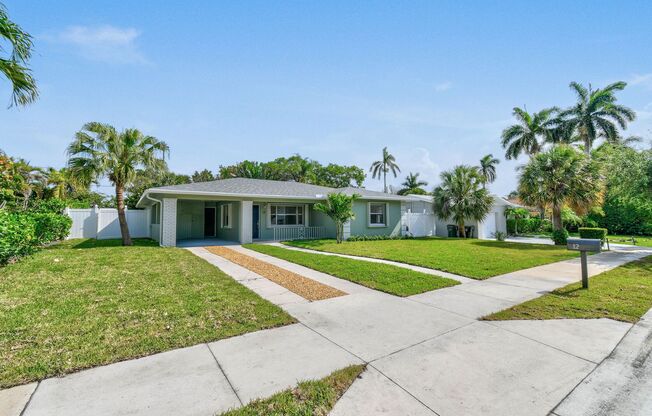 Beautifully maintained 2-bed/2-bath single-family residence is available for rent in one of West Palm Beach’s most convenient and desirable neighborhoods.