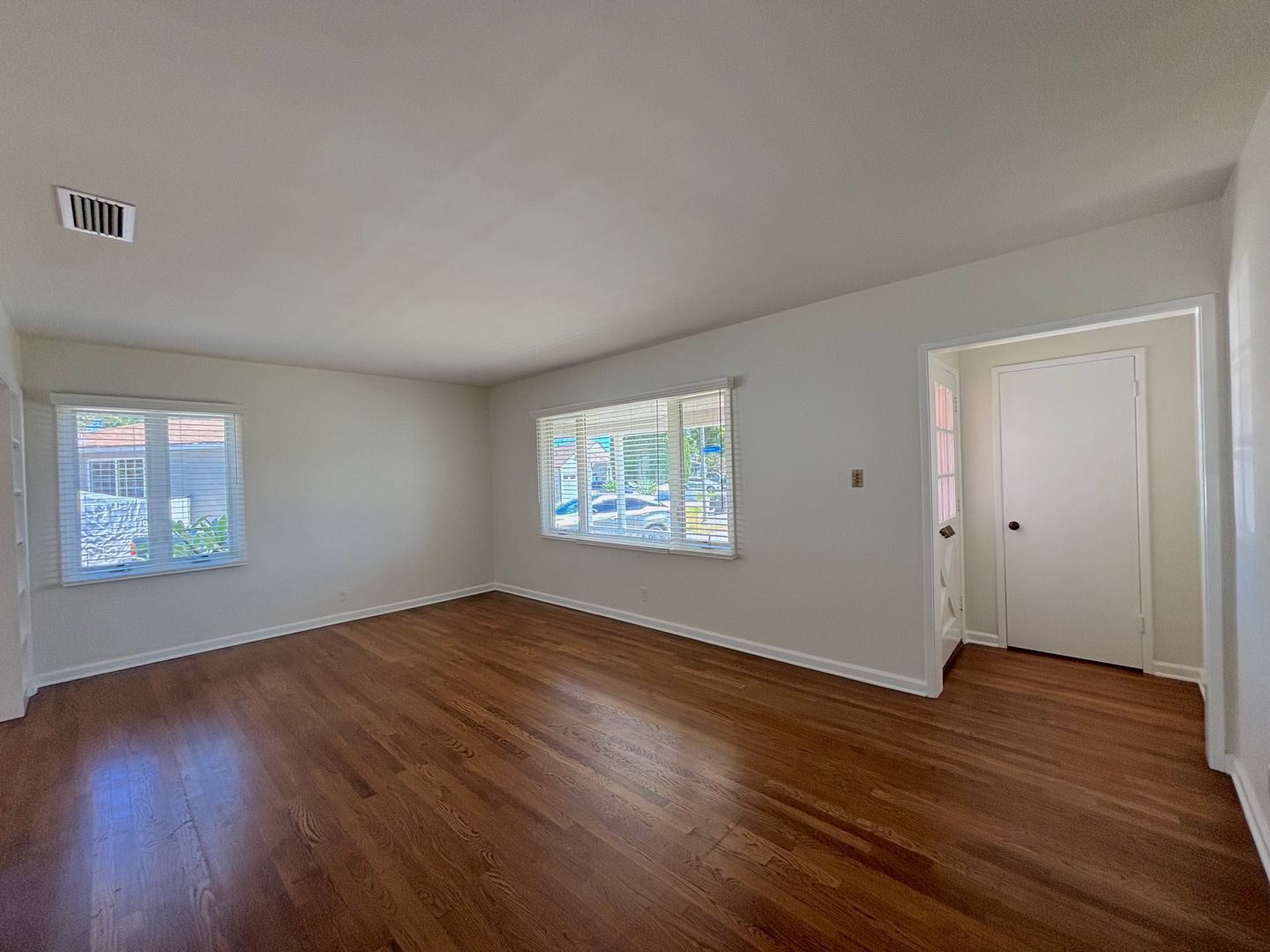 Clean and comfortable 3 bedroom available in Long Beach