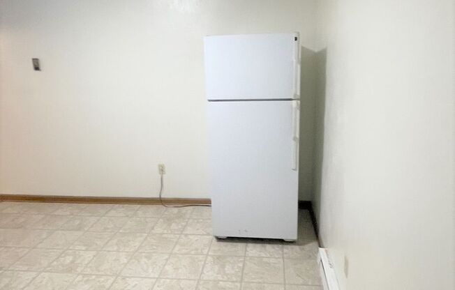 2 beds, 1 bath, 903 sqft, $1,340, Unit J-10