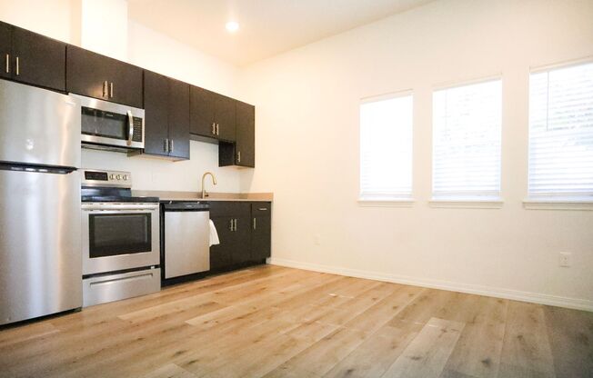 2 beds, 1 bath, 705 sqft, $2,170, Unit 102