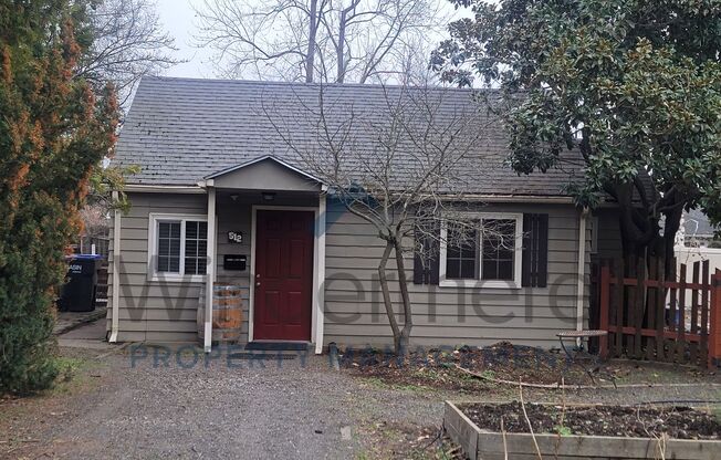 512 Columbia *Charming Cottage with Private, Fenced Backyard and Ample Storage*