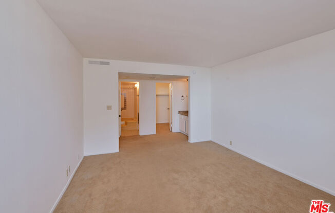 2 beds, 2 baths, 1,037 sqft, $4,100, Unit 1612