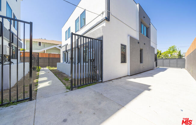 4110 NORMANDIE AVE