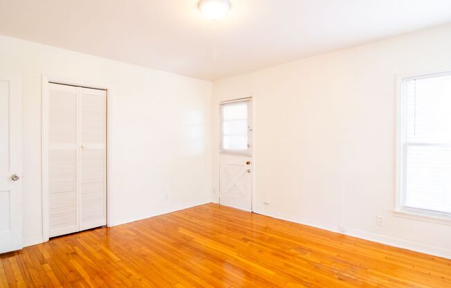 2 beds, 1 bath, $1,295