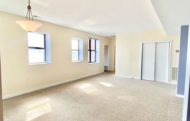 City Living!  Very Spacious 1 Bed 1 Bath With Parking!!!