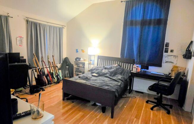 NO FEE! XL House w 2 Parking Inc, Laundry I/U -- New Hardwood Flooring, Pet Friendly, 2 Parking Spots Inc