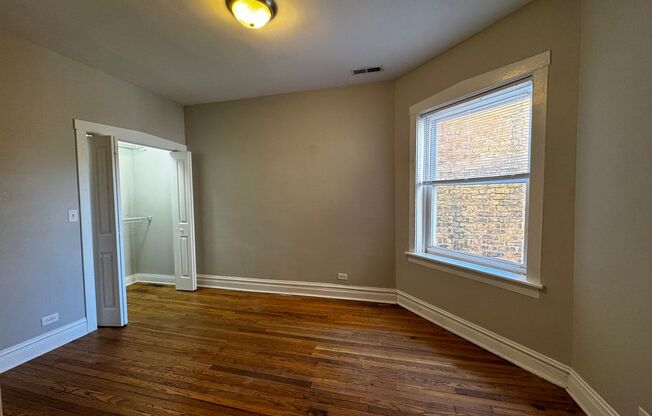 3 beds, 1 bath, $1,875, Unit 4952-2