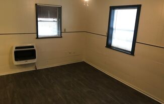 2 beds, 1 bath, $895, Unit E