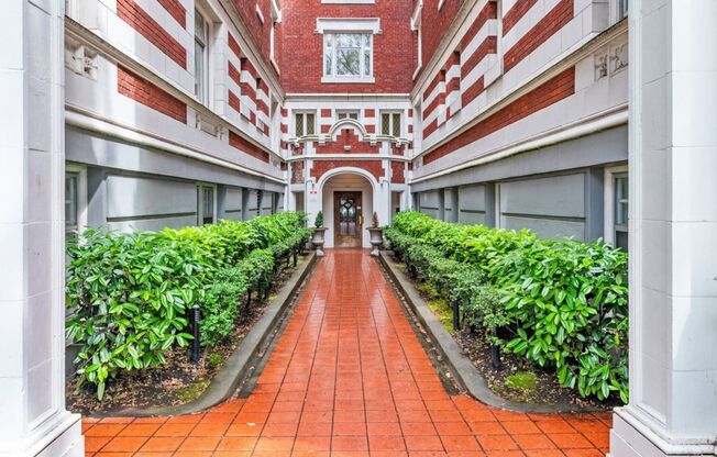 1811 NW Couch Street #305 ~ Historic Nob Hill Studio