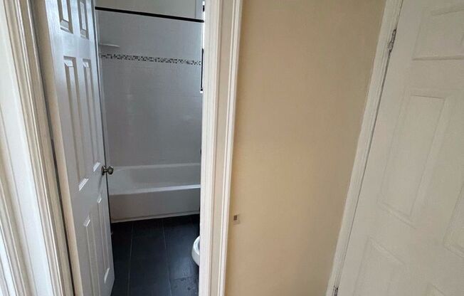 1 bed, 1 bath, $1,750, Unit B10