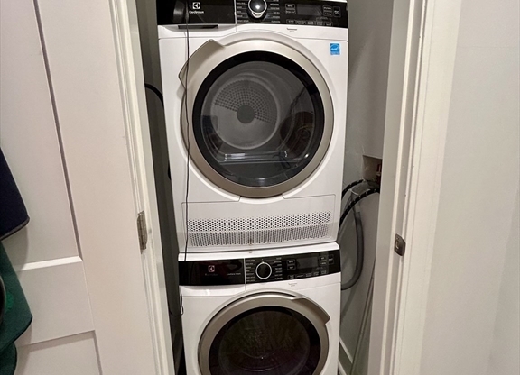1 bed, 1 bath, 800 sqft, $3,100, Unit 8