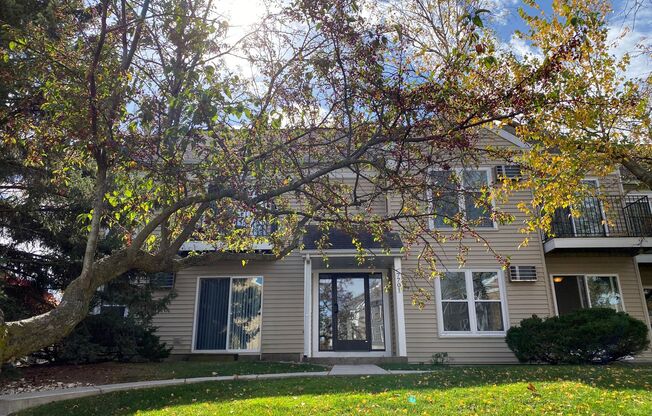 2 beds, 1 bath, 950 sqft, $1,700, Unit 7701RB