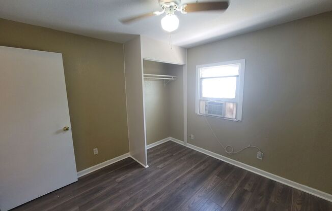 3 beds, 1 bath, 836 sqft, $1,525, Unit REAR UP