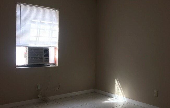 2 beds, 1 bath, $1,050, Unit POLK