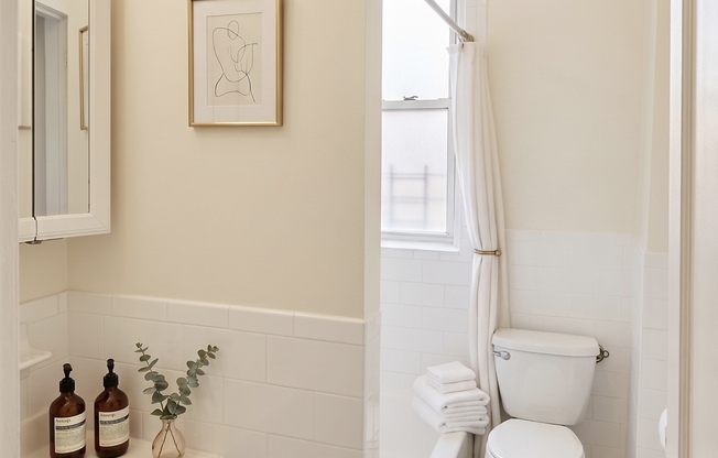 2 beds, 1 bath, $6,400, Unit 2I