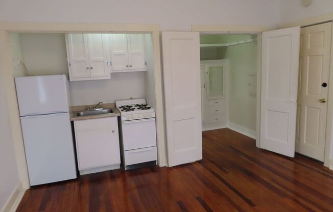 Studio, 1 bath, 400 sqft, $685, Unit #15