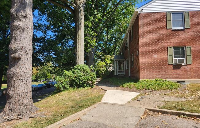 2 beds, 1 bath, 897 sqft, $2,265, Unit A-05