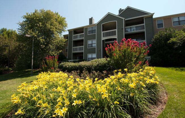 2 beds, 1 bath, 880 sqft, $1,661, Unit 27-2D