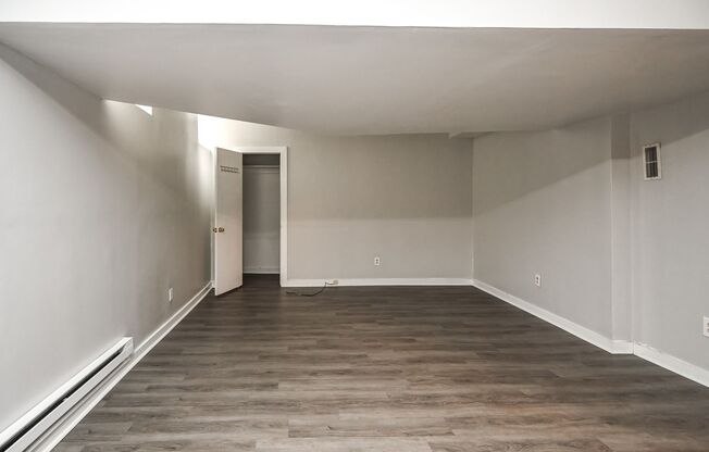 Studio, 1 bath, 500 sqft, $985, Unit 872 3