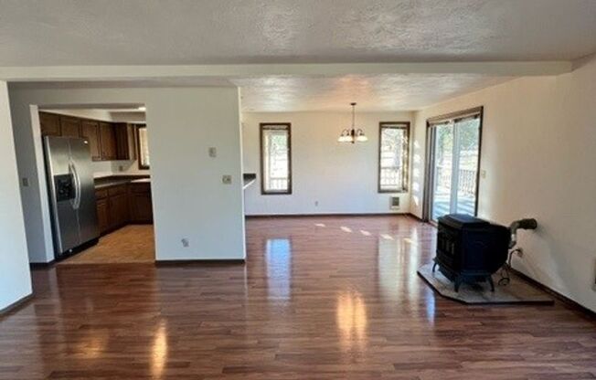 Your Dream Retreat on 5 Acres: Mountain Views and Serenity in Powell Butte!