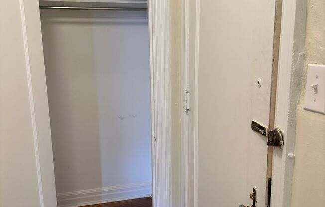 1 bed, 1 bath, 985 sqft, $1,510, Unit New King Edward  807