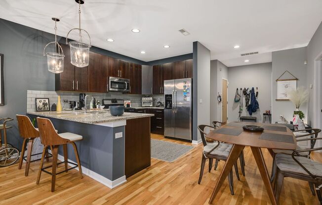 1832 W Irving Park