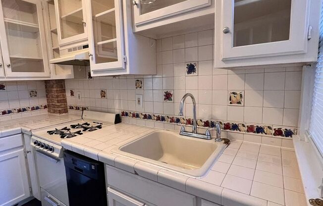 1 bed, 1 bath, 775 sqft, $1,050, Unit 1411-2