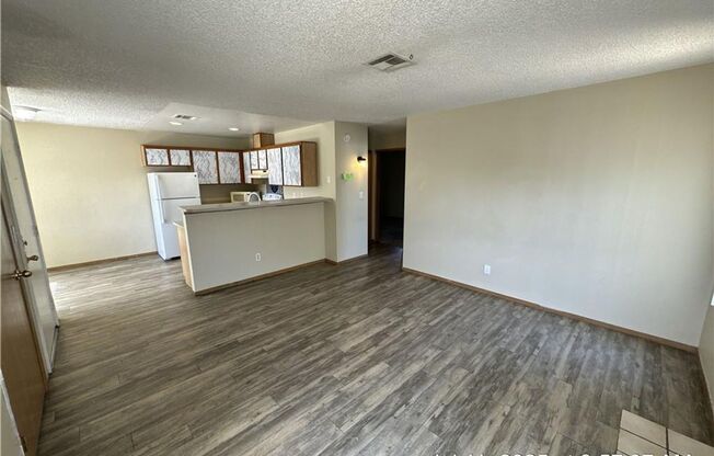 UPSTAIRS 2 BEDROOM UNIT ON THE EASTSIDE!