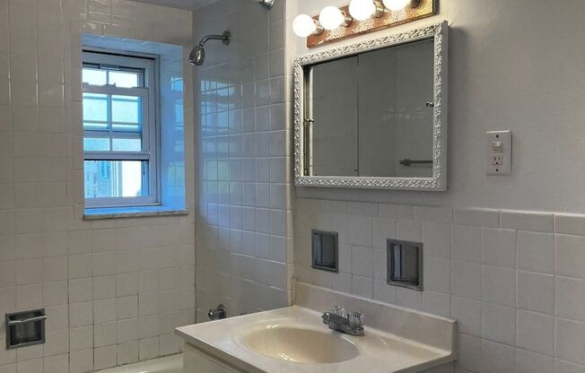 2 beds, 1 bath, 975 sqft, $2,055, Unit Royal York 802