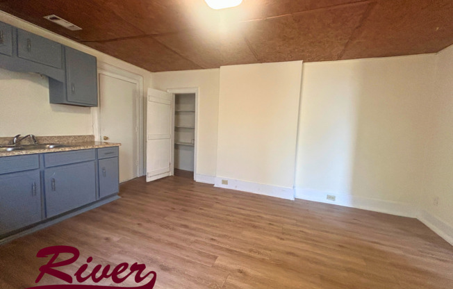 2 beds, 1.5 baths, 1,306 sqft, $900, Unit 25 Curry St