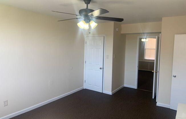 1 bed, 1 bath, $1,000, Unit B