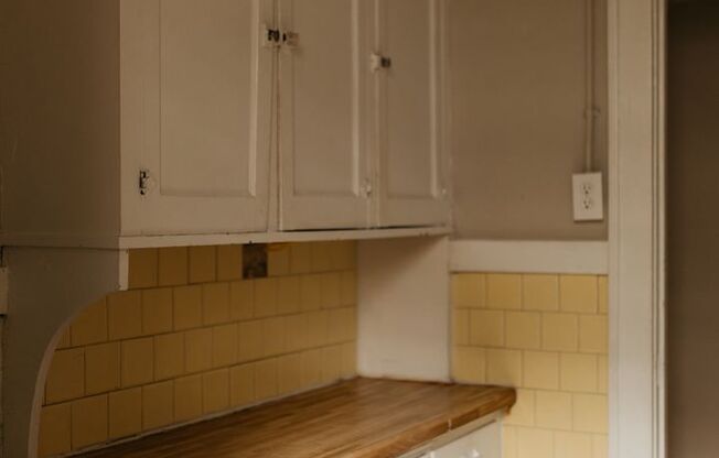 1 bed, 1 bath, 799 sqft, $1,075, Unit 3219 Lyndale Avenue B