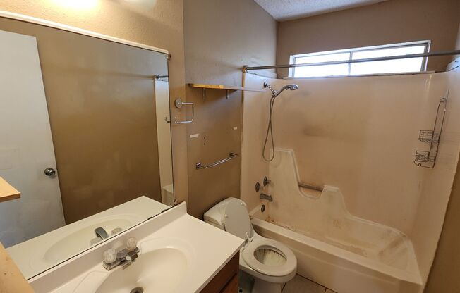 2 beds, 1 bath, $995, Unit Unit 4