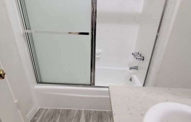 Studio, 1 bath, 350 sqft, $1,800, Unit 06