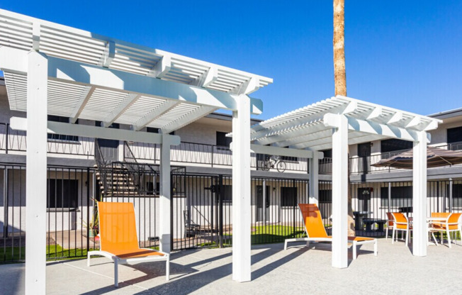 2 beds, 1 bath, 810 sqft, $1,349, Unit 74