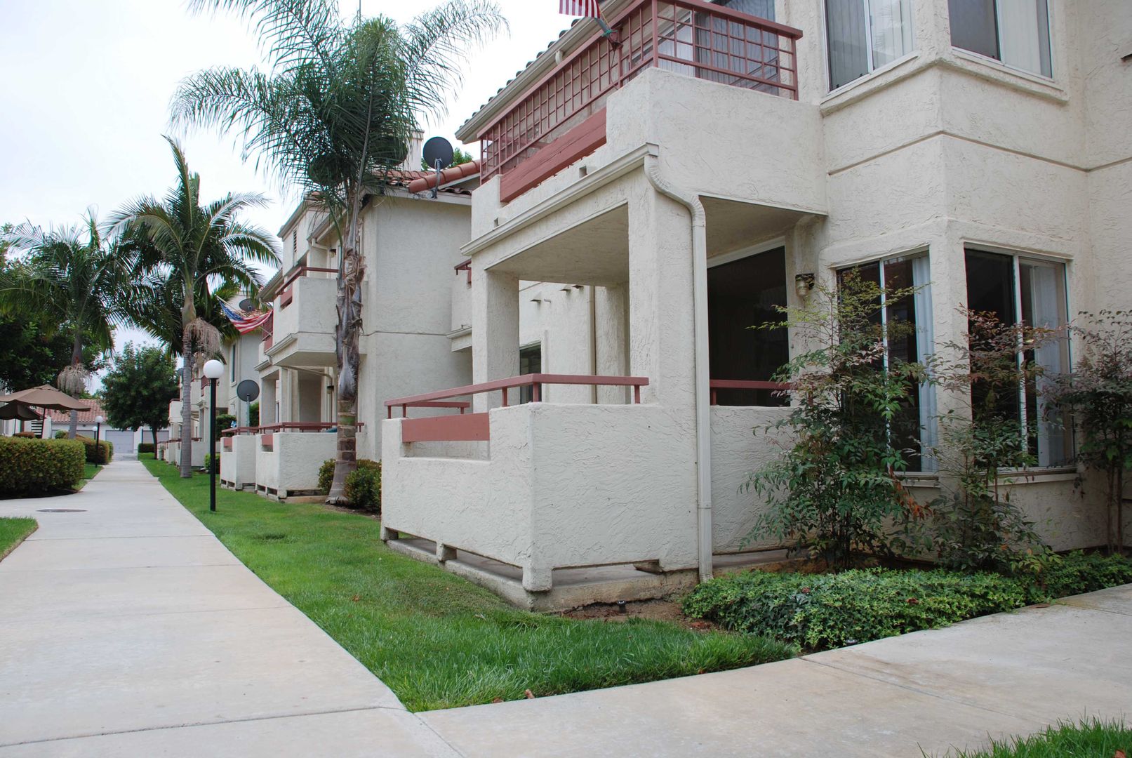 Vibrant 2 bedroom/2 bath condo in a great community with quick access to main commuter arteries