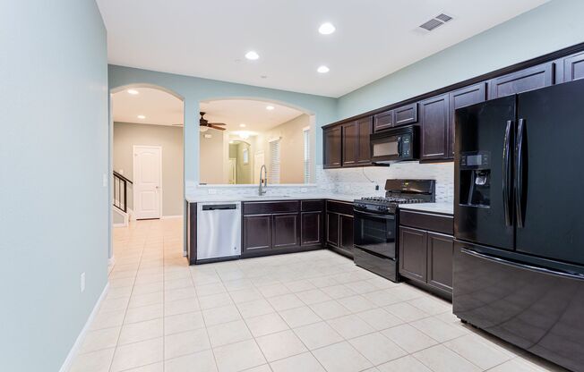 Spacious 4 Bed, 2.5 Bath Home with Fenced Yard & Garage – Comfort Meets Convenience!