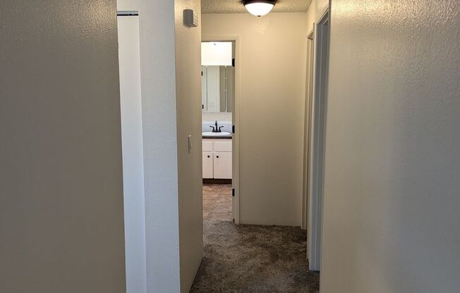 2 beds, 1 bath, 922 sqft, $1,795, Unit 372